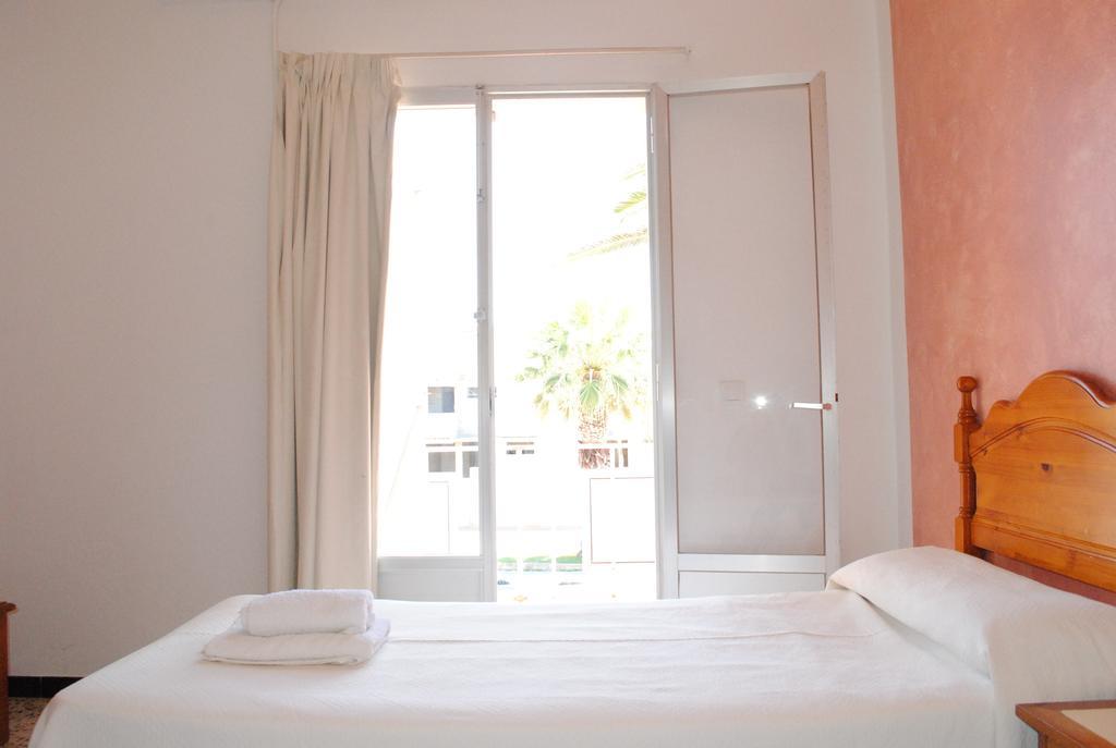 Hostal Paris Ciutadella 시우타데야 객실 사진